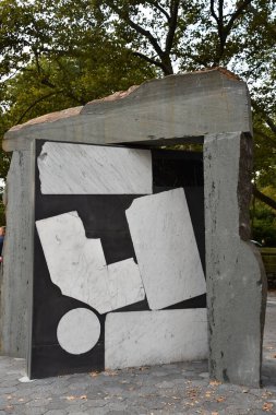 NEW YORK, New York - 25 Aralık 2022 'de Sam Moyer tarafından Manhattan, New York' taki Central Park 'ta görülen Doris için Kapılar.