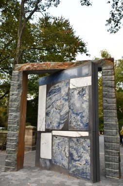 NEW YORK, New York - 25 Aralık 2022 'de Sam Moyer tarafından Manhattan, New York' taki Central Park 'ta görülen Doris için Kapılar.