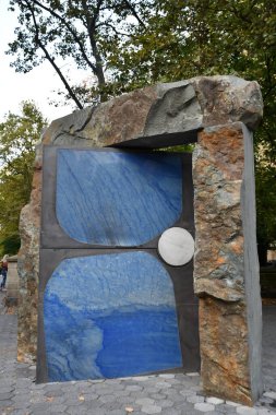 NEW YORK, New York - 25 Aralık 2022 'de Sam Moyer tarafından Manhattan, New York' taki Central Park 'ta görülen Doris için Kapılar.