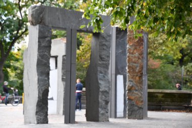 NEW YORK, New York - 25 Aralık 2022 'de Sam Moyer tarafından Manhattan, New York' taki Central Park 'ta görülen Doris için Kapılar.