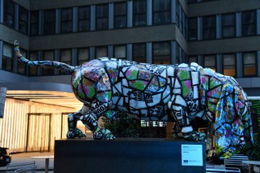 NEW YORK, New York - 18 Ekim 2022 'de Will Kurtz tarafından New York' ta sergilenen Bassett Köpeği Stanley heykeli.