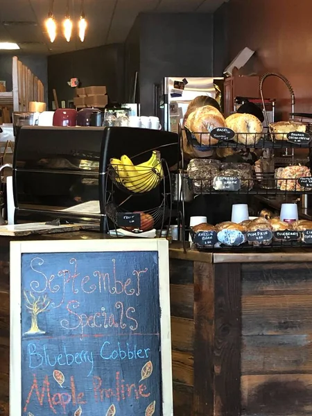 CANDAIGUA, NY - 20 Sep 2020 'de görüldüğü gibi Canandaigua, New York' taki Dalai Java Kafe.