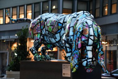 NEW YORK, New York - 18 Ekim 2022 'de Will Kurtz tarafından New York' ta sergilenen Bassett Köpeği Stanley heykeli.