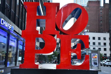 NEW YORK, New York - 18 Ekim 2020 'de New York' un ortasındaki Manhattan 'da Robert Indiana' nın UMUT Heykeli.