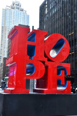 NEW YORK, New York - 18 Ekim 2020 'de New York' un ortasındaki Manhattan 'da Robert Indiana' nın UMUT Heykeli.