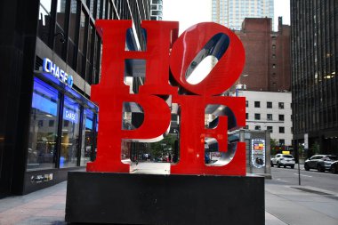 NEW YORK, New York - 18 Ekim 2020 'de New York' un ortasındaki Manhattan 'da Robert Indiana' nın UMUT Heykeli.