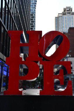 NEW YORK, New York - 18 Ekim 2020 'de New York' un ortasındaki Manhattan 'da Robert Indiana' nın UMUT Heykeli.