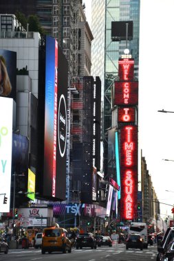 NEW YORK, New York - OCT 18: Times Meydanı, 18 Ekim 2020 'de Manhattan' da Broadway Theaters ve animasyon LED tabelaları ile gösterildi. New York ve Amerika Birleşik Devletleri 'nin bir sembolüdür..