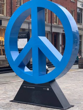 NEW YORK, NY - 18 Ekim 2022 'de New York' un Seaport İlçesinde Scott Gerber tarafından görülen Barış, Aşk ve Mutluluk.