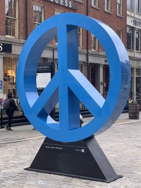 NEW YORK, NY - 18 Ekim 2022 'de New York' un Seaport İlçesinde Scott Gerber tarafından görülen Barış, Aşk ve Mutluluk.