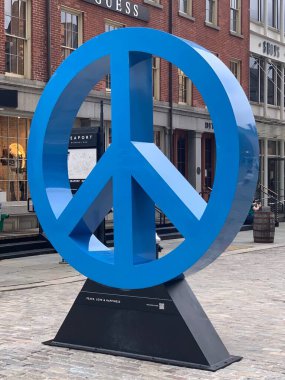 NEW YORK, NY - 18 Ekim 2022 'de New York' un Seaport İlçesinde Scott Gerber tarafından görülen Barış, Aşk ve Mutluluk.