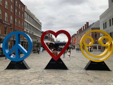 NEW YORK, NY - 18 Ekim 2022 'de New York' un Seaport İlçesinde Scott Gerber tarafından görülen Barış, Aşk ve Mutluluk.