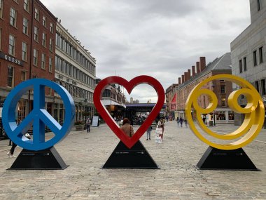 NEW YORK, NY - 18 Ekim 2022 'de New York' un Seaport İlçesinde Scott Gerber tarafından görülen Barış, Aşk ve Mutluluk.