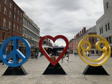 NEW YORK, NY - 18 Ekim 2022 'de New York' un Seaport İlçesinde Scott Gerber tarafından görülen Barış, Aşk ve Mutluluk.