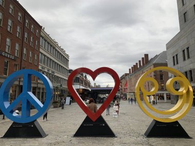 NEW YORK, NY - 18 Ekim 2022 'de New York' un Seaport İlçesinde Scott Gerber tarafından görülen Barış, Aşk ve Mutluluk.