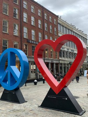 NEW YORK, NY - 18 Ekim 2022 'de New York' un Seaport İlçesinde Scott Gerber tarafından görülen Barış, Aşk ve Mutluluk.