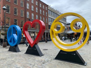 NEW YORK, NY - 18 Ekim 2022 'de New York' un Seaport İlçesinde Scott Gerber tarafından görülen Barış, Aşk ve Mutluluk.