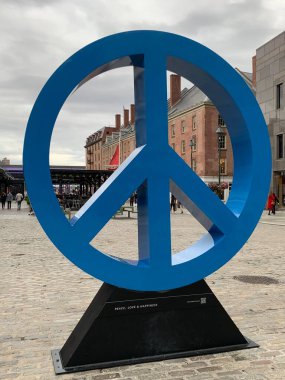 NEW YORK, NY - 18 Ekim 2022 'de New York' un Seaport İlçesinde Scott Gerber tarafından görülen Barış, Aşk ve Mutluluk.