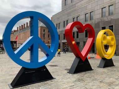 NEW YORK, NY - 18 Ekim 2022 'de New York' un Seaport İlçesinde Scott Gerber tarafından görülen Barış, Aşk ve Mutluluk.