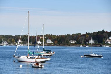 NEW CASTLE, NH - 3 Ekim 2020 'de New Hampshire' daki Fort Constitution Ulusal Tarihi Sitesi 'nden Marina Manzarası.