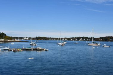 NEW CASTLE, NH - 3 Ekim 2020 'de New Hampshire' daki Fort Constitution Ulusal Tarihi Sitesi 'nden Marina Manzarası.