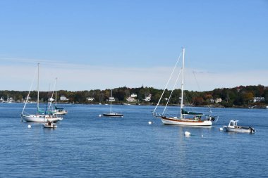 NEW CASTLE, NH - 3 Ekim 2020 'de New Hampshire' daki Fort Constitution Ulusal Tarihi Sitesi 'nden Marina Manzarası.