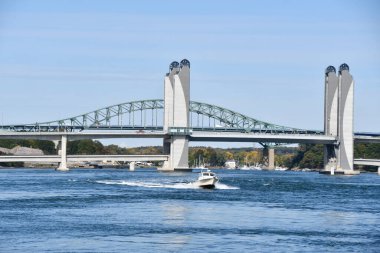 Portsmouth, New Hampshire 'da 3 Ekim 2020' de görülen Sarah Mildred Long Köprüsü ve Piscataqua Nehri Köprüsü..