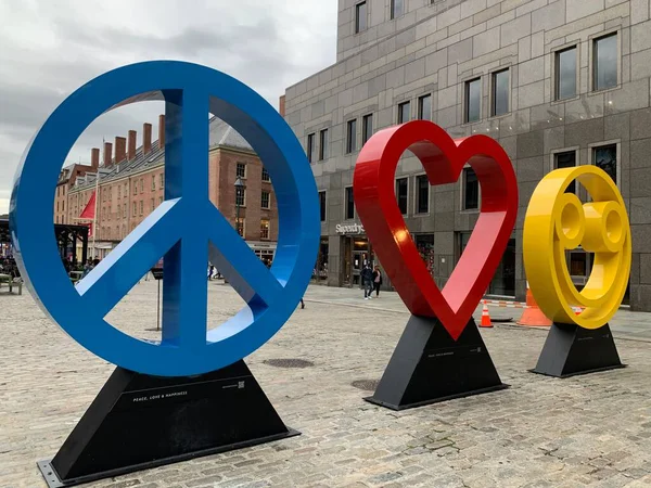 NEW YORK, NY - 18 Ekim 2022 'de New York' un Seaport İlçesinde Scott Gerber tarafından görülen Barış, Aşk ve Mutluluk.