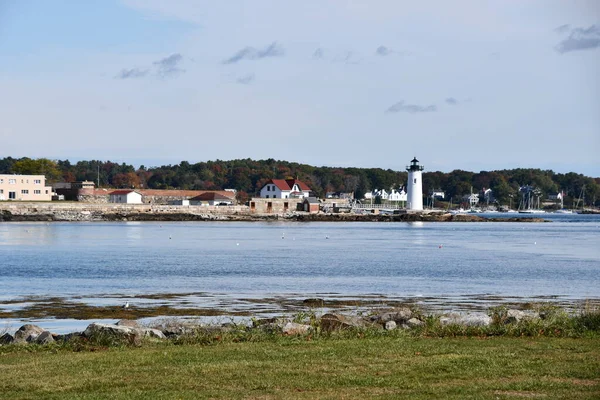 ポーツマス 10月3日 2020年10月3日に見られるように ニューハンプシャー州ニューキャッスルからのポーツマス港灯台の眺め — ストック写真