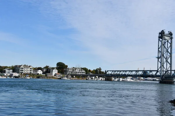 2020年10月3日に見られるように ニューハンプシャー州ポーツマスの第一次世界大戦記念橋 — ストック写真