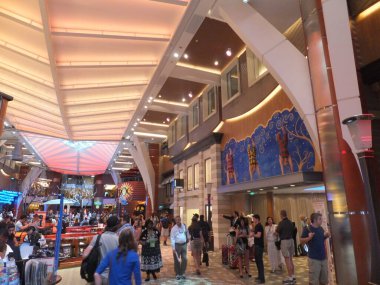 Fort Lauderdale, Florida 'da 18 Kasım 2012' de görüldüğü üzere Royal Karayipler 'deki Allure of the Seas yolcu gemisi.