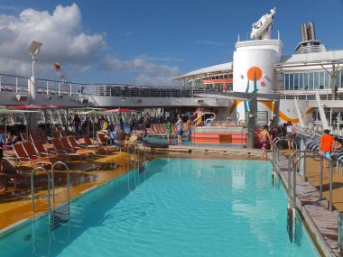 Fort Lauderdale, Florida 'da 18 Kasım 2012' de görüldüğü üzere Royal Karayipler 'deki Allure of the Seas yolcu gemisi.