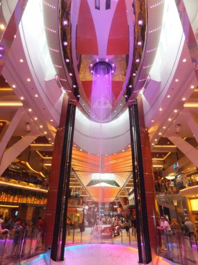 Fort Lauderdale, Florida 'da 18 Kasım 2012' de görüldüğü üzere Royal Karayipler 'deki Allure of the Seas yolcu gemisi.