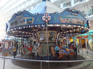 Fort Lauderdale, Florida 'da 18 Kasım 2012' de görüldüğü üzere Royal Karayipler 'deki Allure of the Seas yolcu gemisi.