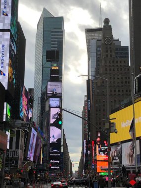 NEW YORK, New York - NOV 27: Times Meydanı, 27 Kasım 2020 'de Manhattan' da Broadway Tiyatroları ve animasyon LED tabelaları ile gösterildi. New York ve Amerika Birleşik Devletleri 'nin bir sembolüdür..