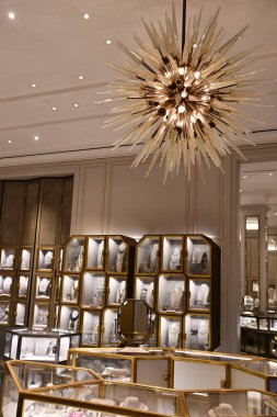 New York, New York 'ta 6 Aralık 2020' de Bergdorf Goodman 'da görülen tatil dekoru. Burası bayram sezonunda vitrinleri için turistleri çeken amiral mağazası..