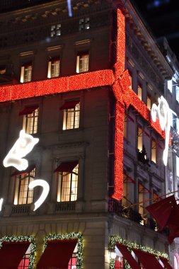 NEW YORK, New York - 6 Aralık 2020 'de görüldüğü üzere, Manhattan, New York' ta Beşinci Cadde 'deki Cartier amiral gemisi mağazası.