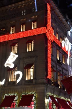 NEW YORK, New York - 6 Aralık 2020 'de görüldüğü üzere, Manhattan, New York' ta Beşinci Cadde 'deki Cartier amiral gemisi mağazası.