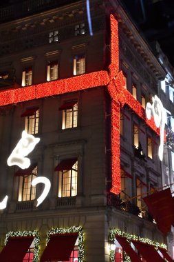 NEW YORK, New York - 6 Aralık 2020 'de görüldüğü üzere, Manhattan, New York' ta Beşinci Cadde 'deki Cartier amiral gemisi mağazası.