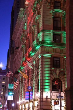 NEW YORK, New York - 6 Aralık 2020 'de görüldüğü üzere Peninsula Hotel, Hong Kong Peninsula Grubu' nun bir parçasıdır ve New York 'ta 55..