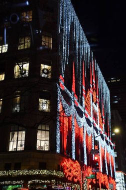 NEW YORK, NY - 6 DEC: 6 Aralık 2020 'de görüldüğü üzere, New York' taki Saks Fifth Avenue bayrak gemisi mağazasında Holiday Light Show.