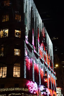 NEW YORK, NY - 6 DEC: 6 Aralık 2020 'de görüldüğü üzere, New York' taki Saks Fifth Avenue bayrak gemisi mağazasında Holiday Light Show.