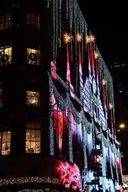 NEW YORK, NY - 6 DEC: 6 Aralık 2020 'de görüldüğü üzere, New York' taki Saks Fifth Avenue bayrak gemisi mağazasında Holiday Light Show.
