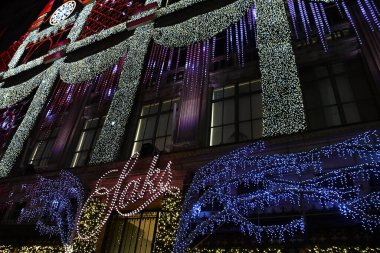 NEW YORK, NY - 6 DEC: 6 Aralık 2020 'de görüldüğü üzere, New York' taki Saks Fifth Avenue bayrak gemisi mağazasında Holiday Light Show.