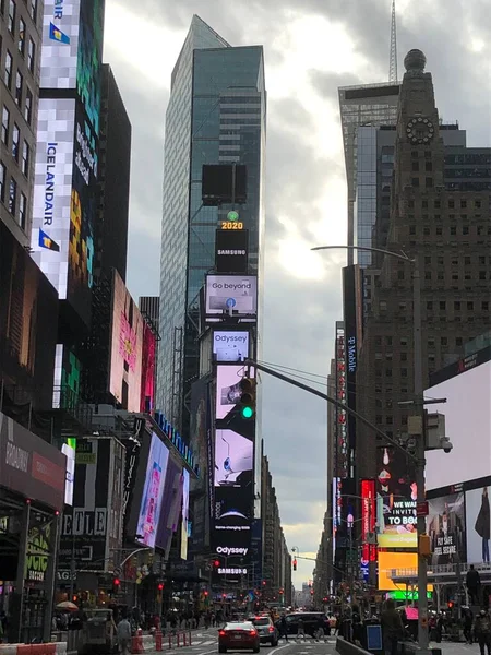 11月27日 时代广场 曼哈顿有百老汇剧场和动画Led标志 2020年11月27日可以看到 它是纽约市和美国的象征 — 图库照片