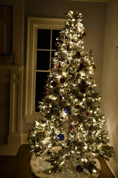 Uma Bela Árvore Natal Alta Casa — Fotografia de Stock