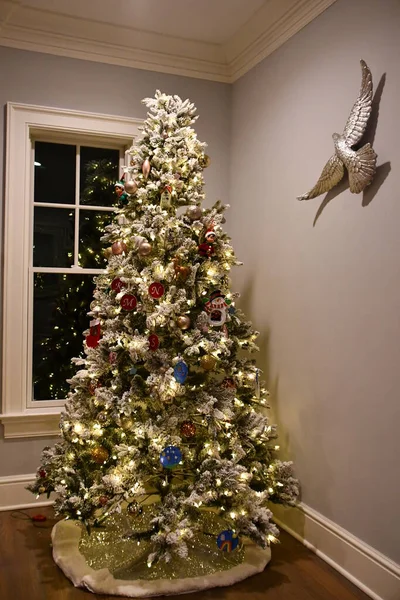 Uma Bela Árvore Natal Alta Casa — Fotografia de Stock