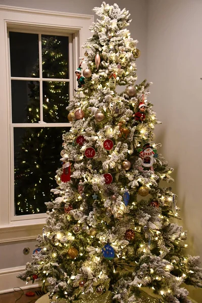 Krásný Vysoký Vánoční Strom Doma — Stock fotografie