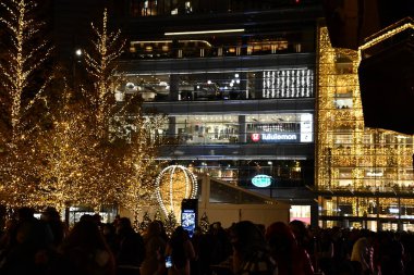 NEW YORK, New York - 13 Aralık 2020 'de Hudson Yard, New York' taki Dükkan ve Restoranlar çevresindeki şenlik dekorasyonu.