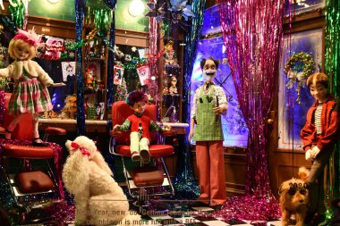 New York, New York - 13 Aralık 2020 'de Saks Fifth Avenue, New York' ta tatil vitrininde görüldüğü gibi. Burası bayram sezonunda vitrinleri için turistleri çeken amiral mağazası..